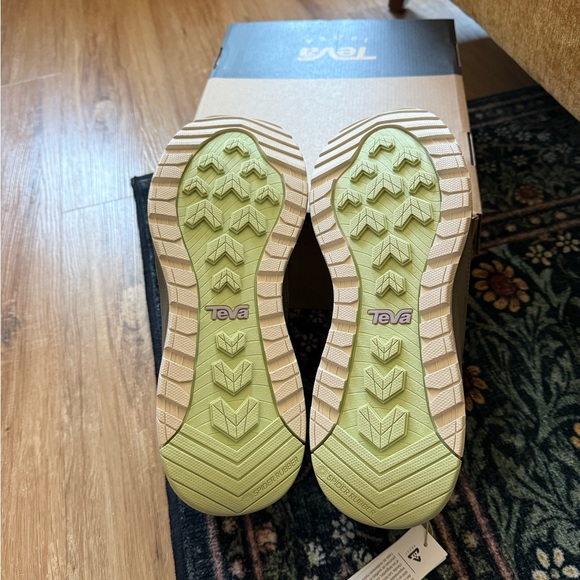 Teva Women's Hiking Boots NWT - Picture 3 of 4